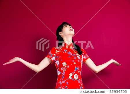 紅色背景中穿紅旗袍的漂亮女孩 紅色背景中穿紅旗袍的漂亮女孩 85934793