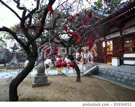 Setsubun festival where a group of Shugendo prays beyond the red plums that are beginning to bloom 85934852