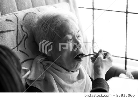 允許進餐的老年婦女 家庭護理 老年護理 85935060