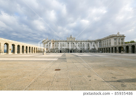 View of the Royal Palace from Plaza de Almeria, Madrid, Spain 85935486