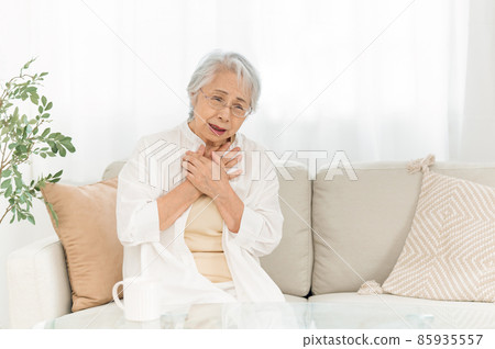 Elderly woman with chest pain Elderly woman with chest pain 85935557