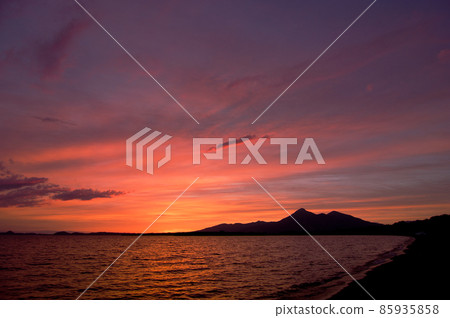 豬苗代湖的夜景。在餘暉中染成紅色的雲朵將萬代山的輪廓映得栩栩如生。 85935858