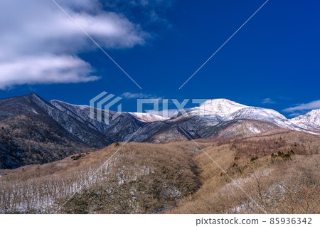 栃木縣那須町 冬天從那須高原展望台看到的那須山脈的風景 85936342