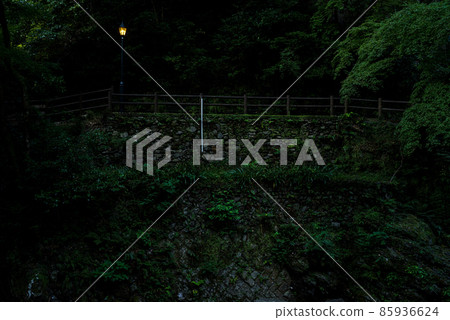 Scenery of a waterfall road with stone walls in Minoh, Osaka 85936624