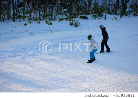 在北海道滑雪 在北海道滑雪 85936681