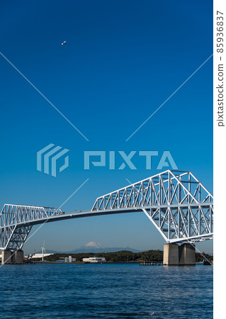 [Early morning Tokyo Gate Bridge and Mt. Fuji] 85936837