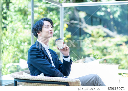Businessman taking a break on the terrace of the cafe Shooting cooperation "+ SHIFT NOGIZAKA" Businessman taking a break on the terrace of the cafe Shooting cooperation "+ SHIFT NOGIZAKA" 85937071