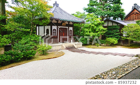 Between the ossuary of Kenninji Temple and Karako Between the ossuary of Kenninji Temple and Karako 85937232