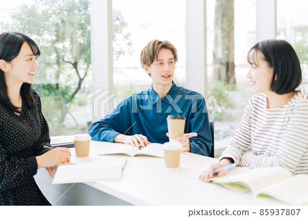 College students studying (international students, foreigners) College students studying (international students, foreigners) 85937807