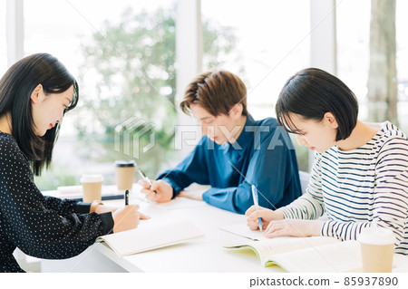 College students studying (international students, foreigners) 85937890