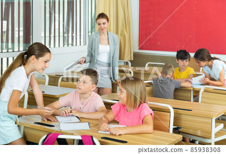 Children performing group tasks 85938308