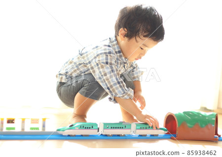 Boys playing on the plarail 85938462