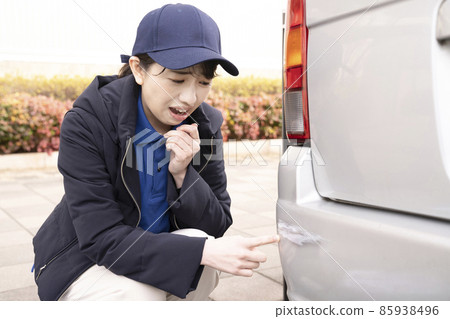 A woman who gets depressed by hurting her car at work A woman who gets depressed by hurting her car at work 85938496