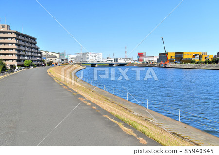 從下游看新鶴橋/鶴見川（神奈川縣橫濱市）[2021.11] 85940345