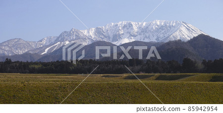 Winter Oyama north wall seen from Oyama town, Tottori prefecture 85942954