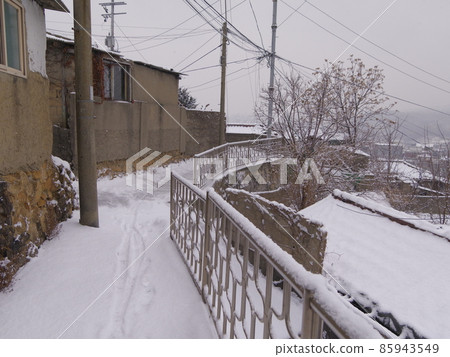 Jeongneunggol. Seongbuk-gu. Seoul. Alley. Snowscape Jeongneunggol. Seongbuk-gu. Seoul. Alley. Snowscape 85943549