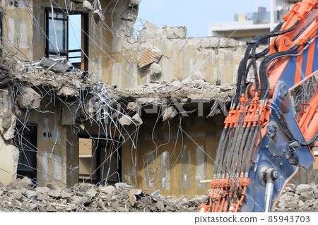 Image of a condominium being demolished 85943703