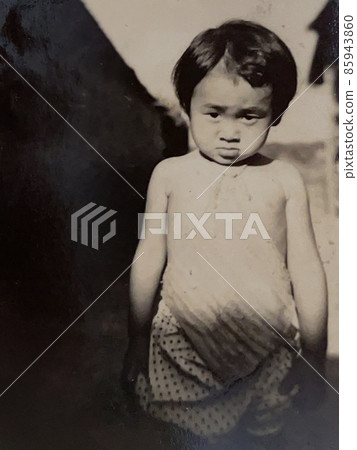 1945 Japan A girl standing on the roadside 85943860