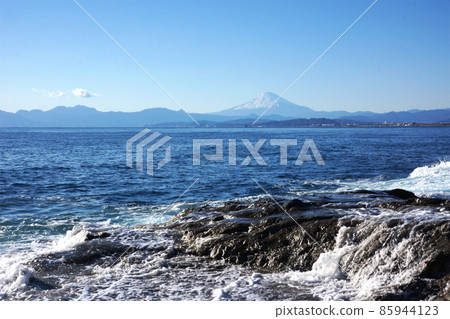 Splash of waves on the rocky coast of Enoshima and Mt. Fuji 85944123