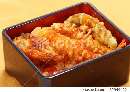 Tendon Tendon, topped with rice and sprinkled with soup, in a heavy box 85944432