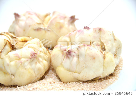 木屑上的三個百合根 木屑上的三個百合根 85945645