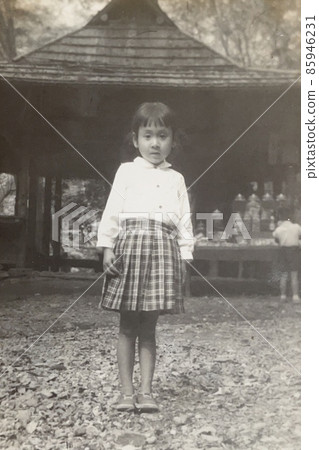 1945 年的女孩穿著格子裙 85946231