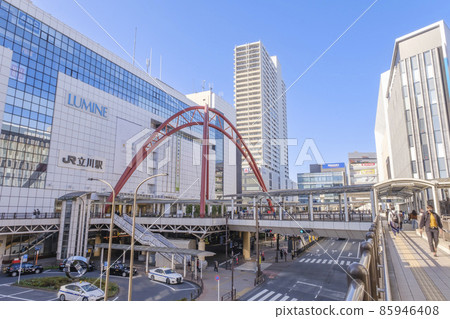 東京都立川市立川站北口前行人天台和旋轉 85946408