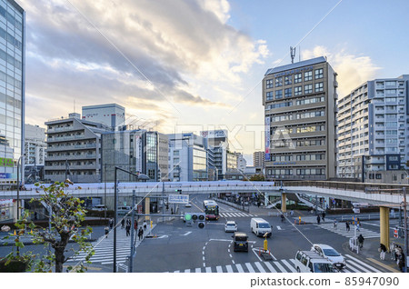東京都立川市立川北站前十字路口的行人甲板和城市景觀 85947090