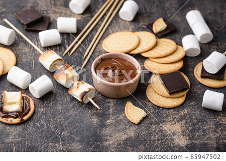 Smores with marshmallow, chocolate and crackers Smores with marshmallow, chocolate and crackers 85947502