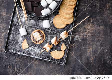 Smores with marshmallow, chocolate and crackers 85947505