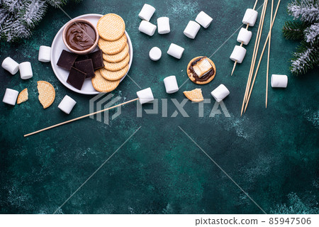 Smores with marshmallow, chocolate and crackers 85947506