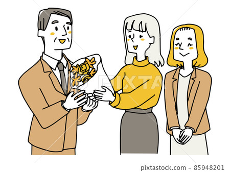 一名中年男子從一名年輕女員工手中接過花束。 85948201