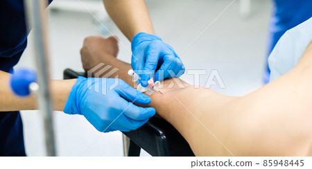 Placement of a catheter in the patient's arm 85948445