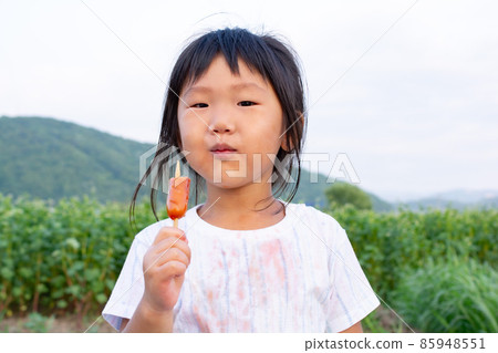 一個吃香腸的女孩 一個吃香腸的女孩 85948551