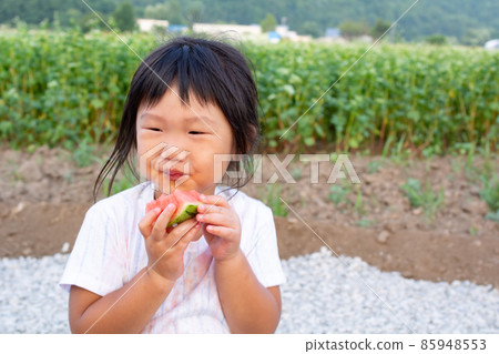 A girl who eats a watermelon 85948553