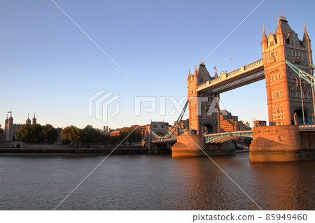 英國倫敦的地標：塔橋，泰晤士河上的一座可以接收落日的開橋，以及世界遺產地朗多 85949460