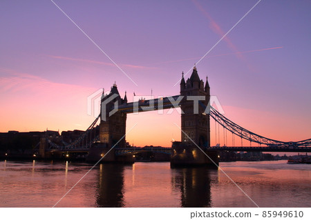 英國倫敦的地標,塔橋,晨光中泰晤士河上的一座吊橋 英國倫敦的地標,塔橋,晨光中泰晤士河上的一座吊橋 85949610