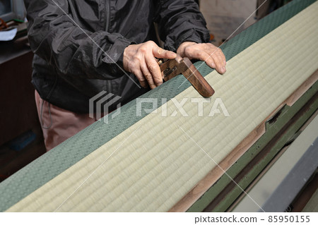 Tatami mat replacement work: Tatami mat edge fitting and measurement work Tatami mat replacement work: Tatami mat edge fitting and measurement work 85950155