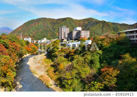 Kinugawa Onsen is dyed in the autumn leaves 85950415
