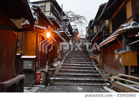 Climb the stone steps of Ningzaka from Higashiyama, Kyoto City at dawn in January 85950868