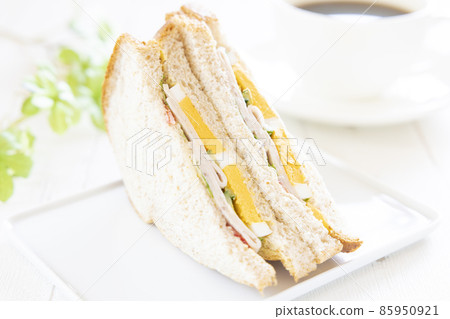 美味的博洛尼亞香腸和雞蛋三明治 美味的博洛尼亞香腸和雞蛋三明治 85950921