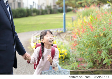 小學生和爸爸一起上學 小學生和爸爸一起上學 85951554