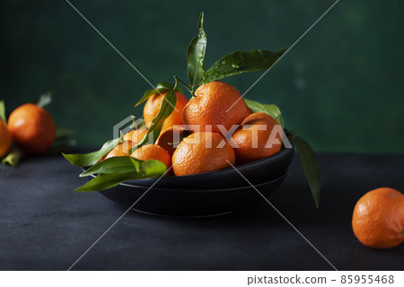 Fresh mandarins with green leaves 85955468