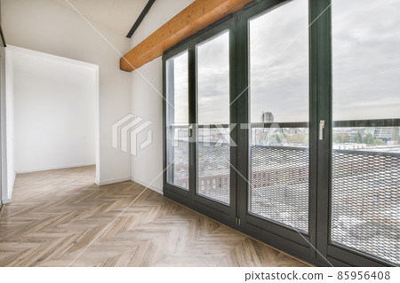 Spacious bright and pretty room with large windows and parquet floor Spacious bright and pretty room with large windows and parquet floor 85956408