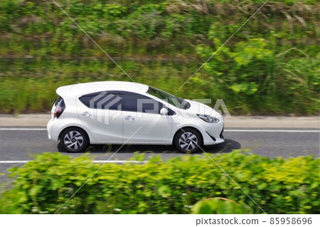 汽車圖像：一輛正在行駛的豐田 Aqua 的平移鏡頭 85958696