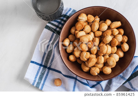 Shi - baursak, Kazakh national baking, small fried doughnuts. Shi - baursak, Kazakh national baking, small fried doughnuts. 85961425