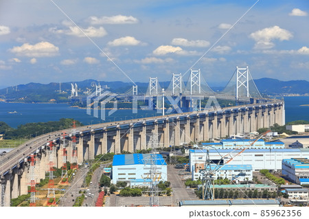 [香川縣]晴天下的瀨戶大橋和坂之町工業區 85962356