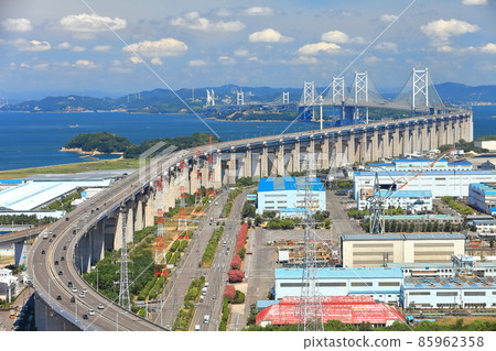 [香川縣]晴天下的瀨戶大橋和坂之町工業區 85962358