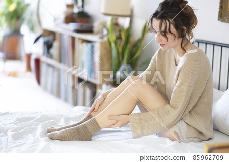 可愛的女人在房間裡放鬆 85962709
