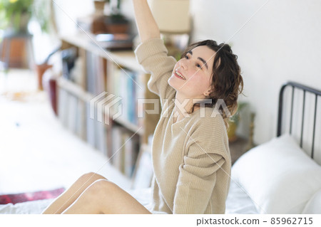 A cute woman who wakes up comfortably 85962715